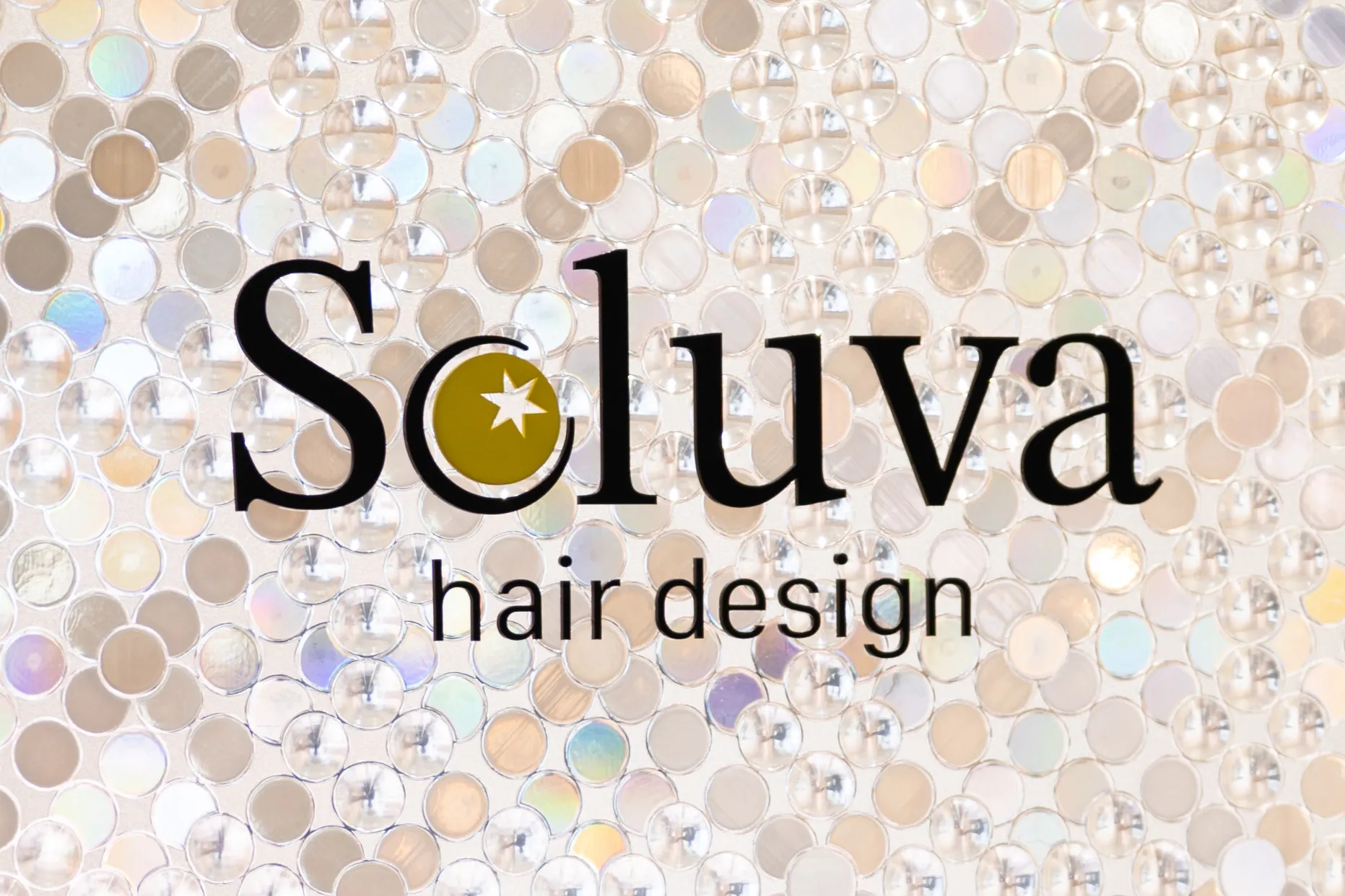 店舗の外観と店内の様子。ヘアスタイルの展示や店内の雰囲気を楽しむことができます。