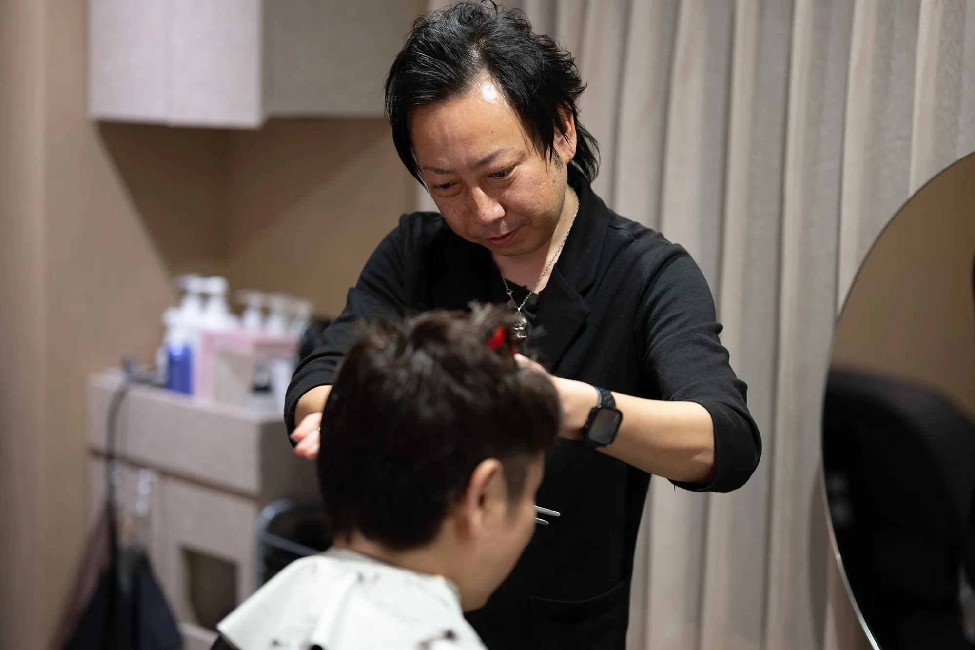 カットをしている税所 篤史