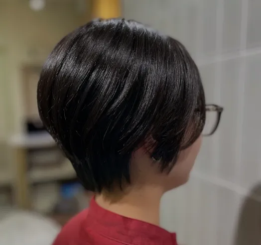 女子のショートヘア