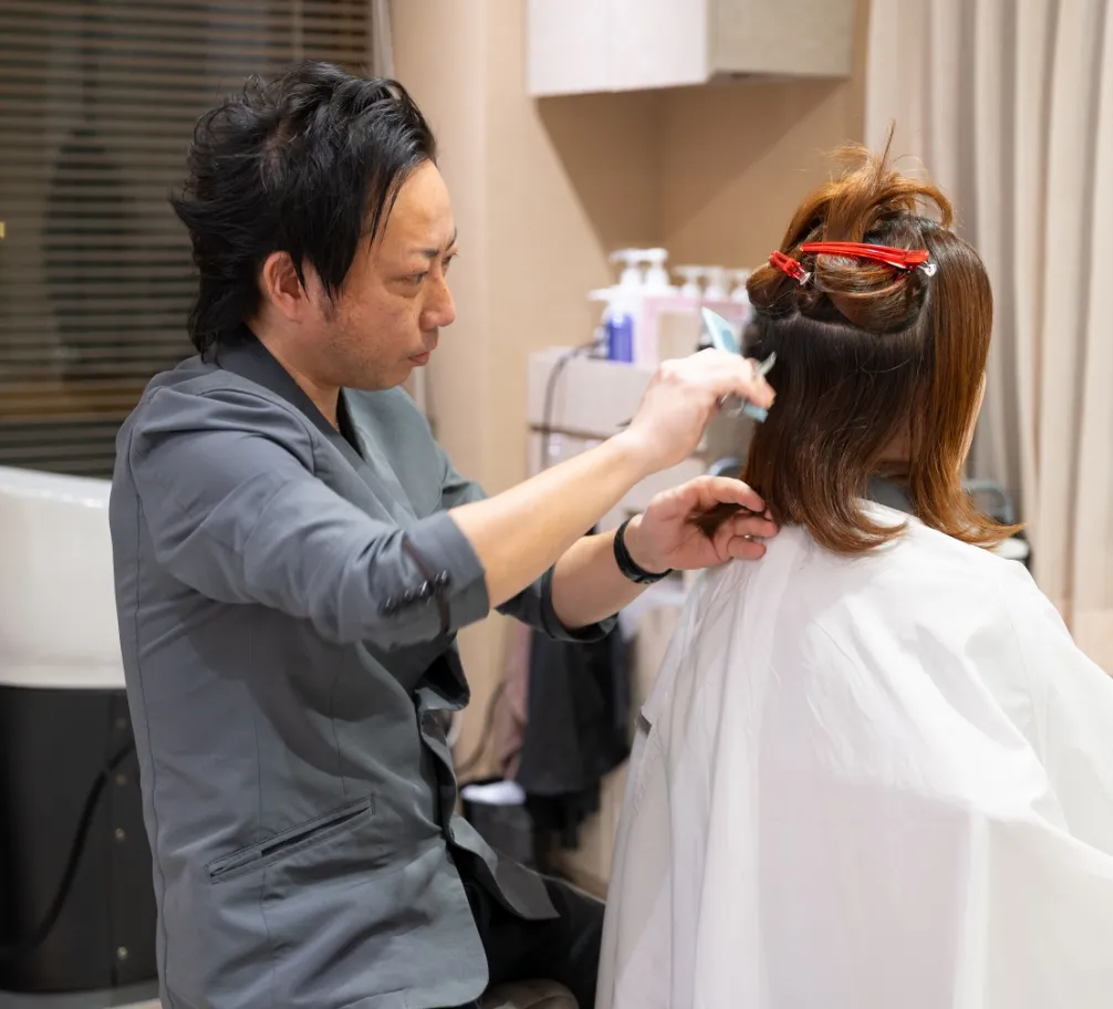 女性のカットをしている様子