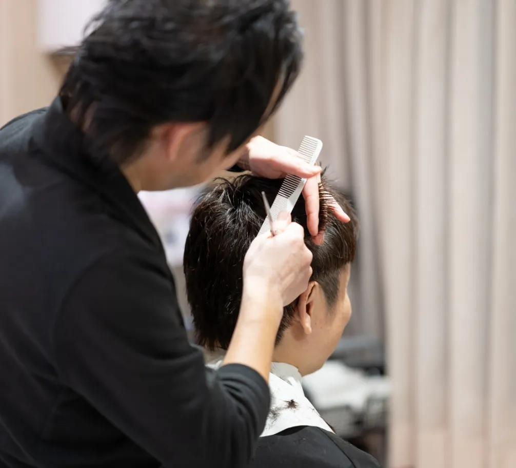 男性のカットしている様子