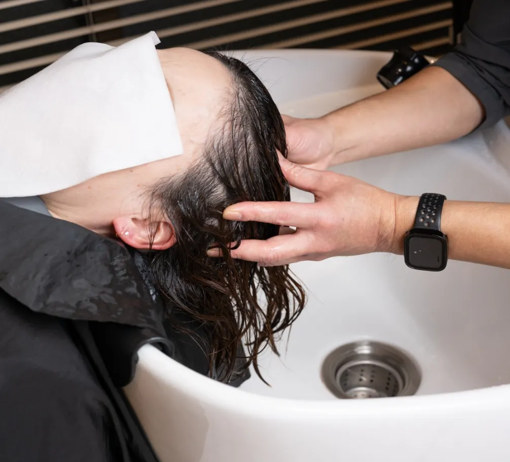 ヘッドスパしている