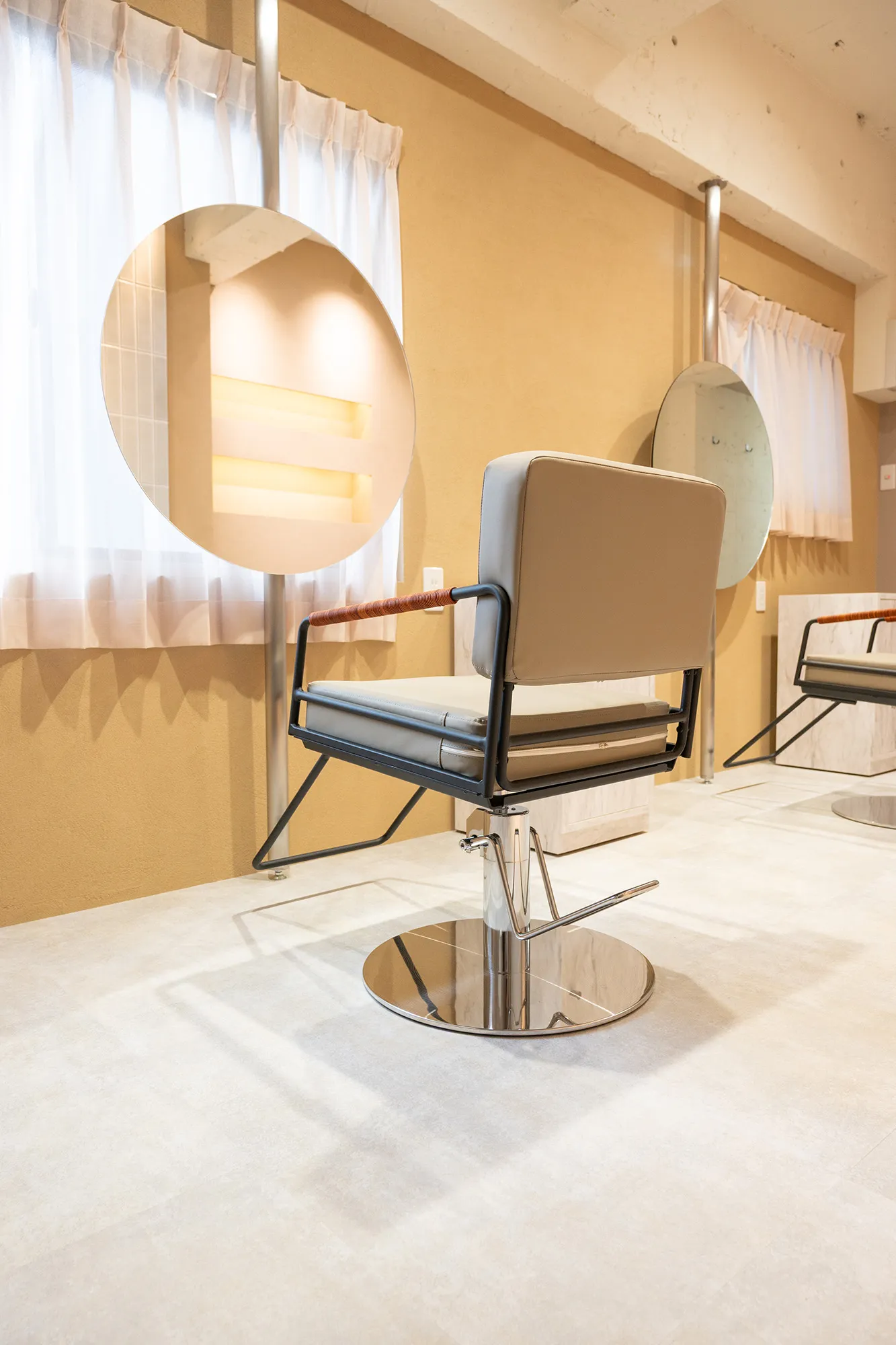 店内の鏡と椅子